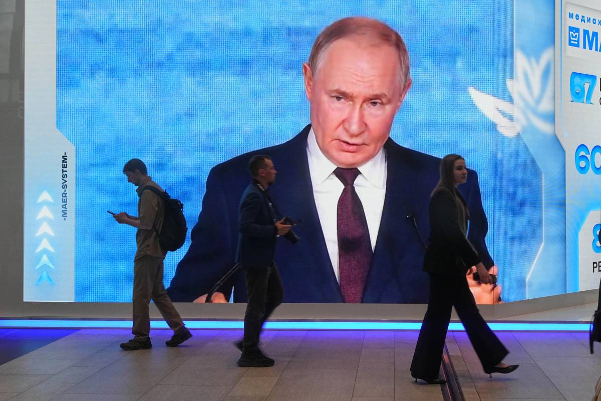Economia frenata e l'ombra degli 007: lo Zar deve coprire i guai della Russia. E insiste sul piano firmato con Trump